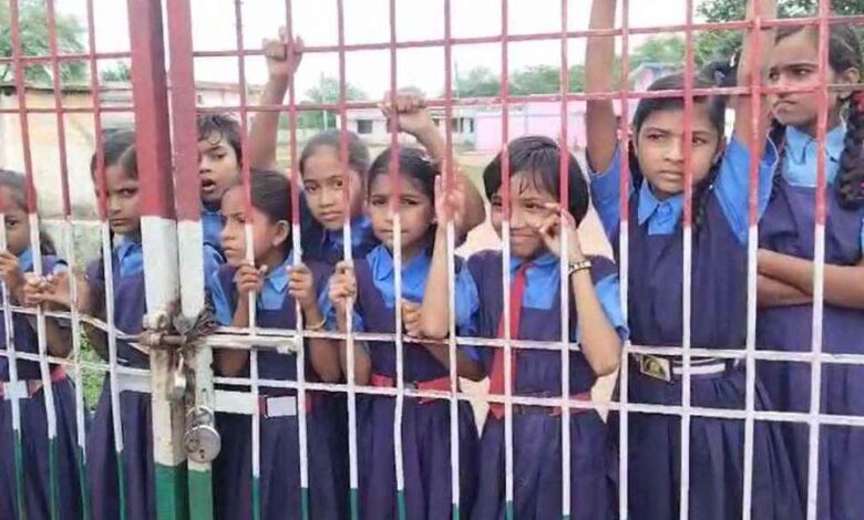 शिक्षको की मांग, छात्रों ने स्कूल में ताला जड़ कर धरने पर बैठे शिक्षको की मांग, छात्रों ने स्कूल में ताला जड़ कर धरने पर बैठे