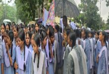 शिक्षकों की मांग, भारी बारिश के बीच स्कूली छात्राए बैठी नेशनल हाईवे पर