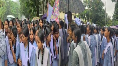 शिक्षकों की मांग, भारी बारिश के बीच स्कूली छात्राए बैठी नेशनल हाईवे पर