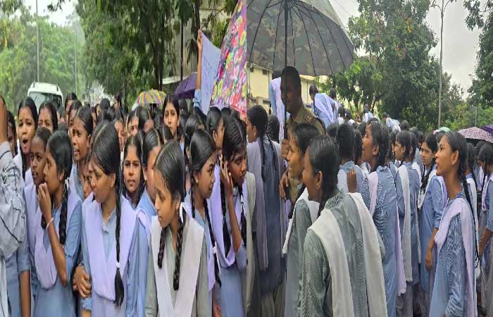 शिक्षकों की मांग, भारी बारिश के बीच स्कूली छात्राए बैठी नेशनल हाईवे पर शिक्षकों की मांग, भारी बारिश के बीच स्कूली छात्राए बैठी नेशनल हाईवे पर