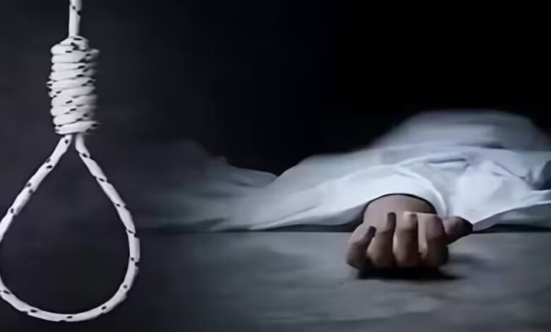 स्कूली छात्रा की फंदे पर लटकी मिली लाश स्कूली छात्रा की फंदे पर लटकी मिली लाश