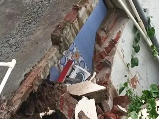 बारिश से घर धराशायी, मची अफरा-तफरी बारिश से घर धराशायी, मची अफरा-तफरी