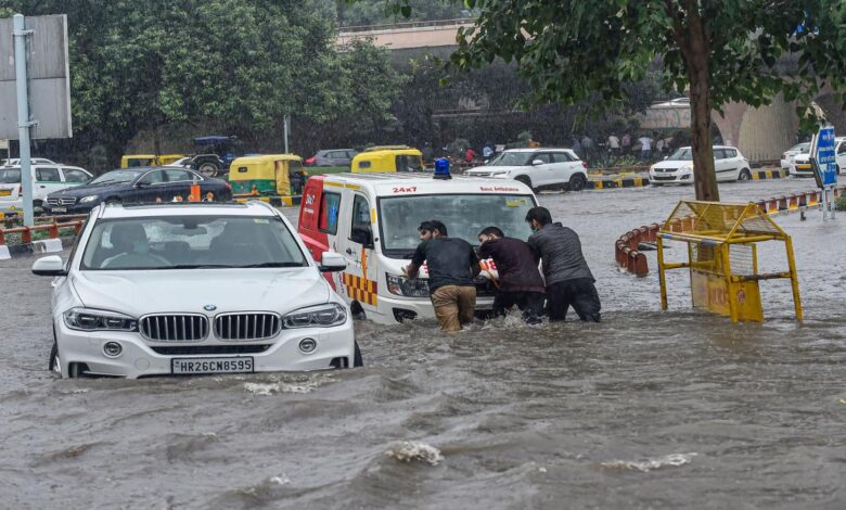 बारिश से सड़क पर जलजमाव, वीआईपी रोड भी अछूता नहीं बारिश से सड़क पर जलजमाव, वीआईपी रोड भी अछूता नहीं