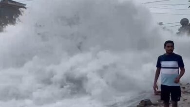 सड़क में जलप्रपात जैसा नजारा, फोटो खींचने उमड़े भीड़ सड़क में जलप्रपात जैसा नजारा, फोटो खींचने उमड़े भीड़