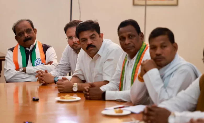 राहुल गाँधी ने आदिवासी नेताओं संग बैठक में आदिवासी लीडरशिप मजबूत करने की मांग राहुल गाँधी ने आदिवासी नेताओं संग बैठक में आदिवासी लीडरशिप मजबूत करने की मांग