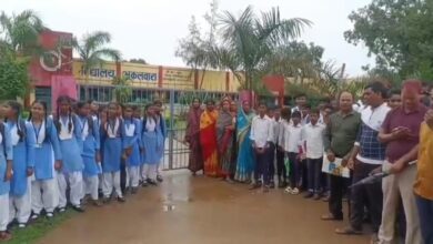 स्कूल में ताला बंदी के बाद प्रिंसिपल को हटाया स्कूल में ताला बंदी के बाद प्रिंसिपल को हटाया