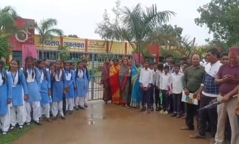 स्कूल में ताला बंदी के बाद प्रिंसिपल को हटाया स्कूल में ताला बंदी के बाद प्रिंसिपल को हटाया