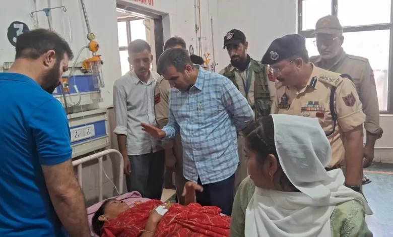 ब्रेक फेल होने से तीर्थयात्रियों की तीन बसे टकराई, 36 लोग घायल ब्रेक फेल होने से तीर्थयात्रियों की तीन बसे टकराई, 36 लोग घायल