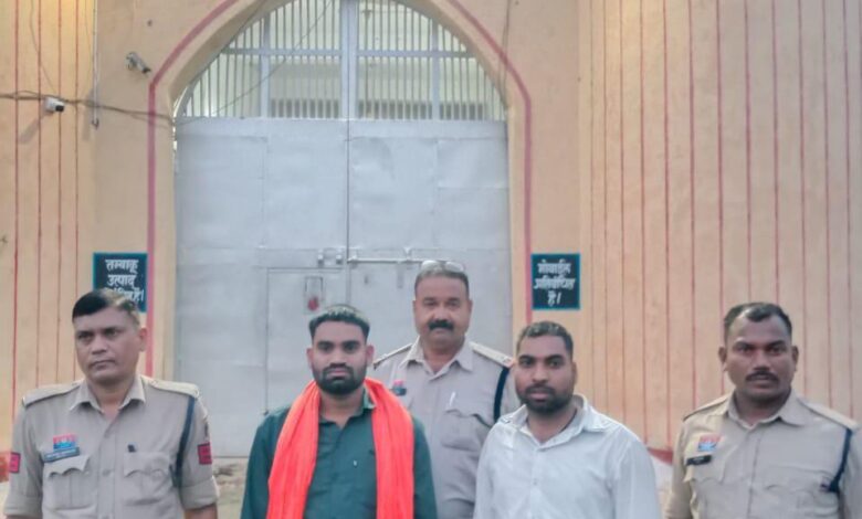 गौरक्षा के नाम पर मारपीट, गाली गलौज करने वाले दो युवक गिरफ्तार, बाकी की तलाश जारी गौरक्षा के नाम पर मारपीट, गाली गलौज करने वाले दो युवक गिरफ्तार, बाकी की तलाश जारी