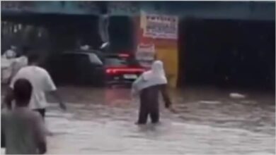 डूबती हुई कार में सवार थे तीन लोग, युवक ने सुपरहीरो की तरह लटककर बचाया