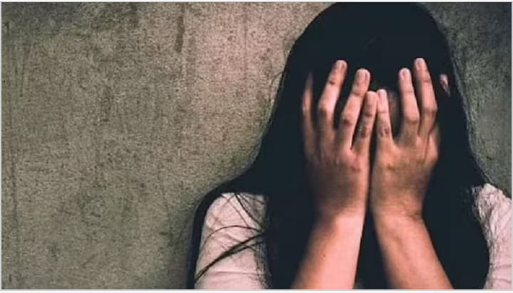 गैंगरैप कर बनाया लड़की का अश्लील वीडियो, रिश्तेदारों ने नहीं मानी हार गैंगरैप कर बनाया लड़की का अश्लील वीडियो, रिश्तेदारों ने नहीं मानी हार