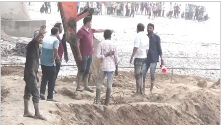 ब्रिज हादसे में 15 लोगो की मौत, दो गाड़िया लापता ब्रिज हादसे में 15 लोगो की मौत, दो गाड़िया लापता