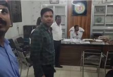 जमीन नामांतरण, तहसील के बाबू ने मांगे पैसे, रंगे हाथ गिरफ्तार जमीन नामांतरण, तहसील के बाबू ने मांगे पैसे, रंगे हाथ गिरफ्तार