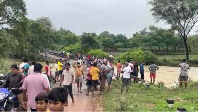 बगान नाला पार करने के दौरान युवक बहा बगान नाला पार करने के दौरान युवक बहा