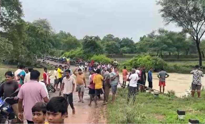बगान नाला पार करने के दौरान युवक बहा बगान नाला पार करने के दौरान युवक बहा