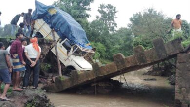 तेज बारिश से पुल ढहा, गाड़ी नदी में गिरी