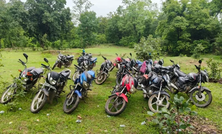 चैतुरगढ़ में जुआ खेलते 15 लोग पकड़ाए, 18 बाइक और एक कार जप्त चैतुरगढ़ में जुआ खेलते 15 लोग पकड़ाए, 18 बाइक और एक कार जप्त