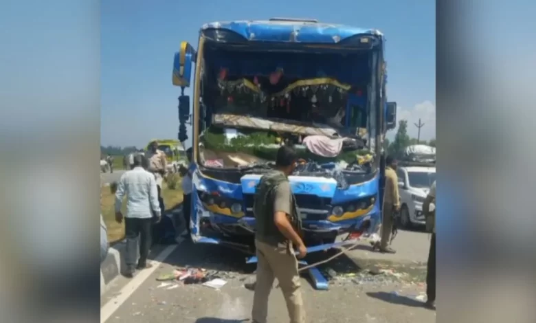 तीर्थयात्रियों की तीन बसे आपस में भिड़ीं, दस लोग घायल तीर्थयात्रियों की तीन बसे आपस में भिड़ीं, दस लोग घायल