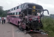 ब्रेकिंग :खड़ी ट्रक से टकराई बस, दो की मौत