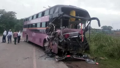 ब्रेकिंग :खड़ी ट्रक से टकराई बस, दो की मौत