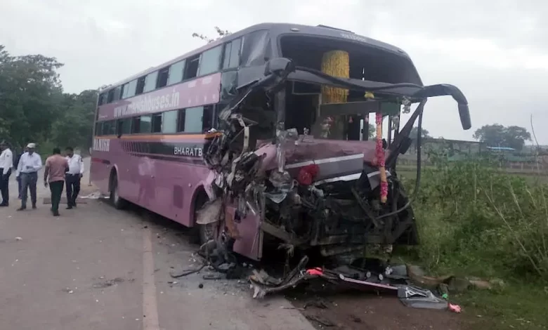 ब्रेकिंग :खड़ी ट्रक से टकराई बस, दो की मौत ब्रेकिंग :खड़ी ट्रक से टकराई बस, दो की मौत