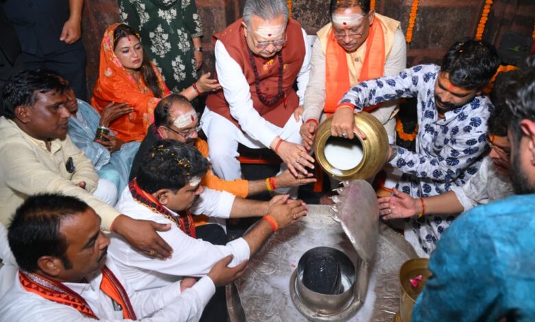 सीएम साय ने कावंड़ियों का हेलीकाप्टर से पुष्पवर्षा कर किया स्वागत सीएम साय ने कावंड़ियों का हेलीकाप्टर से पुष्पवर्षा कर किया स्वागत
