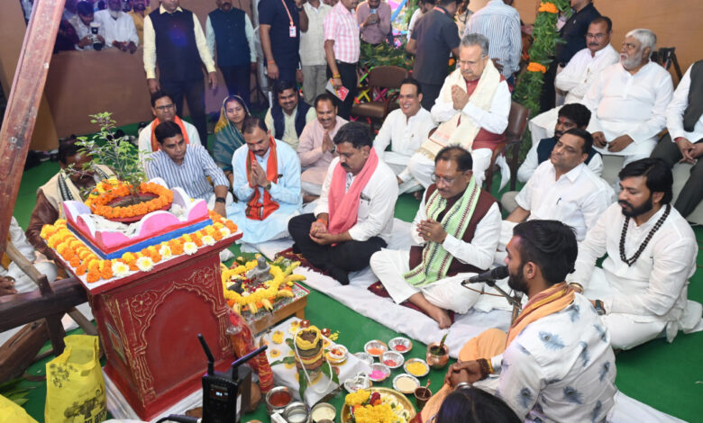 हरेली पर सीएम ने गौरी-गणेश की पूजा कर भगवान शिव का किया अभिषेक हरेली पर सीएम ने गौरी-गणेश की पूजा कर भगवान शिव का किया अभिषेक