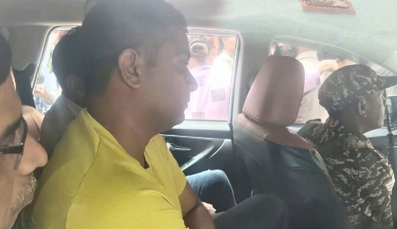 चैतन्य बघेल को विशेष न्यायालय में पेश किया, सभी कांग्रेस विधायक पहुंचे कोर्ट चैतन्य बघेल को विशेष न्यायालय में पेश किया, सभी कांग्रेस विधायक पहुंचे कोर्ट