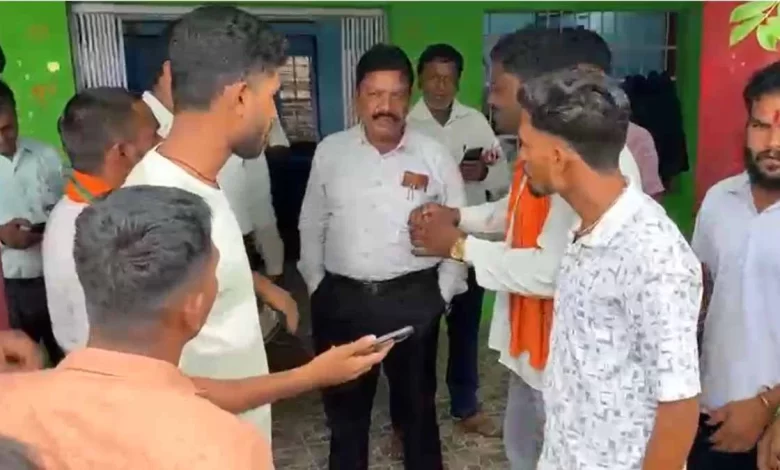 पूर्व सरपंच पर ग्रामीणों ने लगाया गड़बड़ी का आरोप पूर्व सरपंच पर ग्रामीणों ने लगाया गड़बड़ी का आरोप