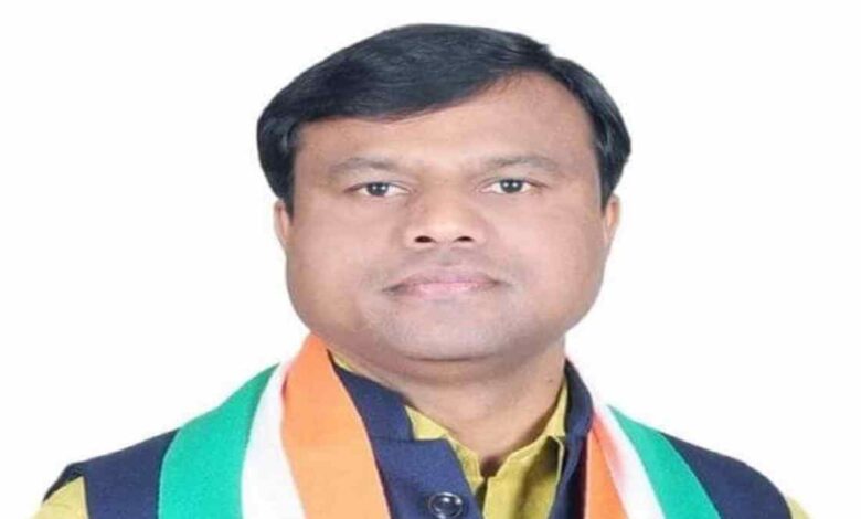 महिला पटवारी ने पट्टा बनाने मांगे पैसे तहसीलदार ने लौटाए, पीसीसी चीफ ने वीडियो शेयर किया महिला पटवारी ने पट्टा बनाने मांगे पैसे तहसीलदार ने लौटाए, पीसीसी चीफ ने वीडियो शेयर किया