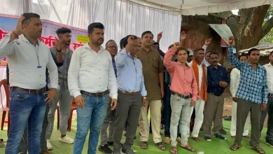 12 सूत्रीय मांगों को लेकर संगीत विश्वविद्यालयके कर्मचारियों ने दिया धरना