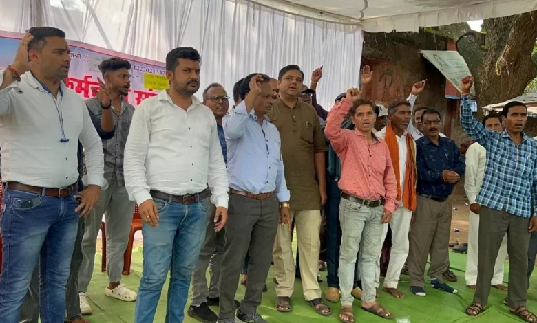 12 सूत्रीय मांगों को लेकर संगीत विश्वविद्यालयके कर्मचारियों ने दिया धरना 12 सूत्रीय मांगों को लेकर संगीत विश्वविद्यालयके कर्मचारियों ने दिया धरना