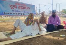अपने घर को बेटे के कब्जे से छुड़ाने बुजुर्ग बैठे धरने पर