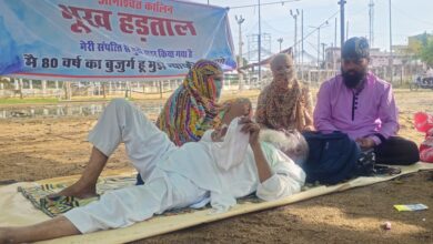 अपने घर को बेटे के कब्जे से छुड़ाने बुजुर्ग बैठे धरने पर