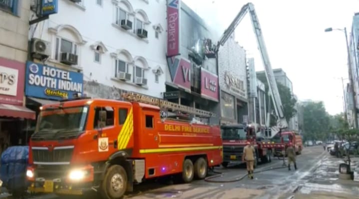 मॉल में आग लगने से एक की मौत, लाखों की बर्बादी मॉल में आग लगने से एक की मौत, लाखों की बर्बादी