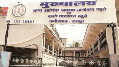 शराब घोटाले में तीन और गिरफ्तार शराब घोटाले में तीन और गिरफ्तार