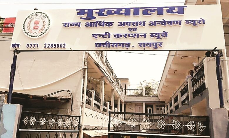शराब घोटाले में तीन और गिरफ्तार शराब घोटाले में तीन और गिरफ्तार