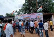 हाईवे की बदहाली को दर्शाता युंका ने लगाया फ्लैक्स
