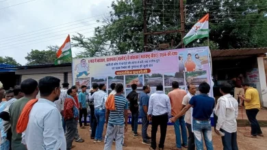 हाईवे की बदहाली को दर्शाता युंका ने लगाया फ्लैक्स