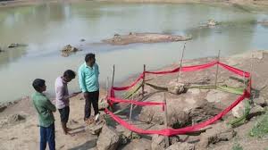 गड्ढे में समाया तालाब का पानी, ग्रामीण मान रहे चमत्कार