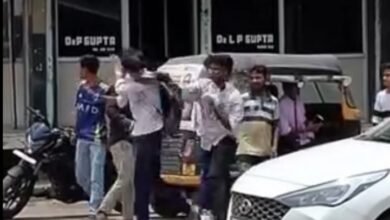 अज्ञात कारणों से दो गुटों के बीच सड़क पर मारपीट