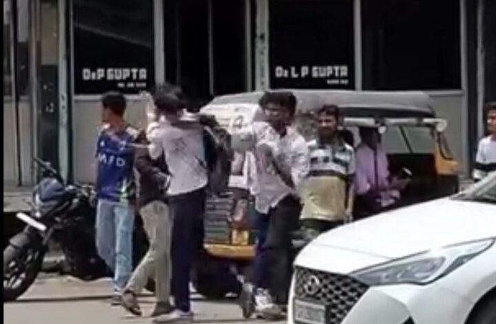 अज्ञात कारणों से दो गुटों के बीच सड़क पर मारपीट अज्ञात कारणों से दो गुटों के बीच सड़क पर मारपीट