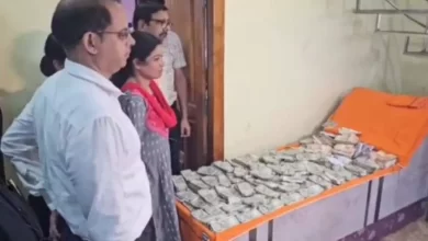 डिप्टी रेंजर के छह ठिकानों पर छापेमारी, डेढ़ करोड़ रुपये नकद, भारी मात्रा में सोना-चांदी के मिले आभूषण  डिप्टी रेंजर के छह ठिकानों पर छापेमारी, डेढ़ करोड़ रुपये नकद, भारी मात्रा में सोना-चांदी के मिले आभूषण