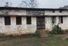 बच्चे पेड़ के नीचे अध्ययन को मजबूर, पढ़े पूरी खबर