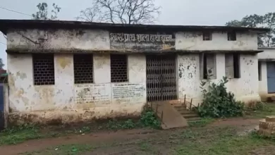 बच्चे पेड़ के नीचे अध्ययन को मजबूर, पढ़े पूरी खबर