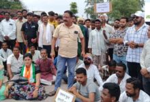 जर्जर सड़क सुधार के लिए विधायक बैठी धरने पर
