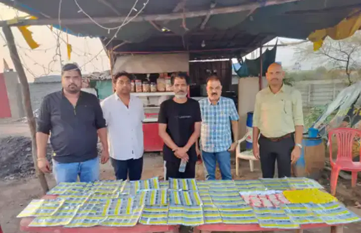 आबकारी विभाग ने तीन महीने में तीसरी बार नकली होलोग्राम लगी शराब पकड़ा, आरोपी गिरफ्तार आबकारी विभाग ने तीन महीने में तीसरी बार नकली होलोग्राम लगी शराब पकड़ा, आरोपी गिरफ्तार