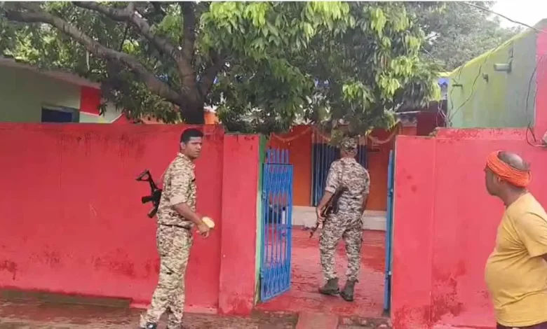 आईटी की पोड़ी और मनेन्द्रगढ़ में दबिश आईटी की पोड़ी और मनेन्द्रगढ़ में दबिश
