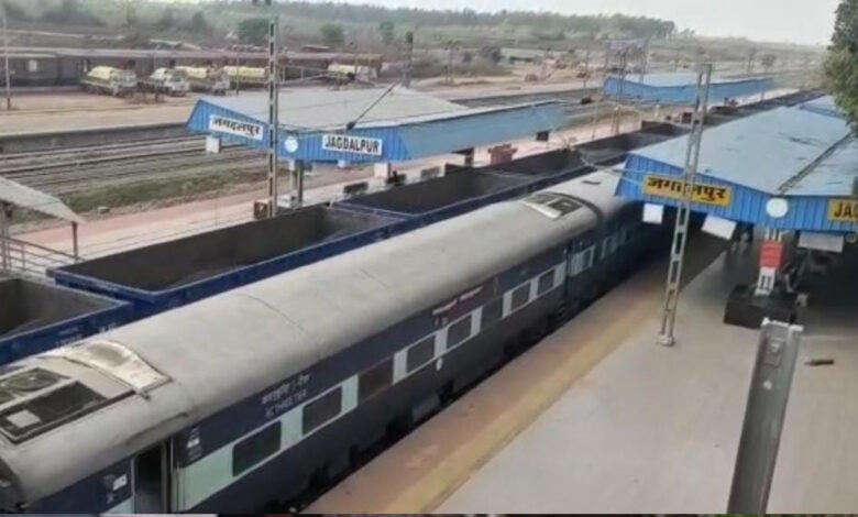 भूस्खलन, किरंदुल-विशाखापत्तनम रेल लाइन पर आवाजाही ठप भूस्खलन, किरंदुल-विशाखापत्तनम रेल लाइन पर आवाजाही ठप