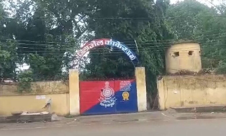 सहायक जेल अधीक्षक व पति पर महिला प्रहरियों ने लगाए प्रताड़ना का आरोप सहायक जेल अधीक्षक व पति पर महिला प्रहरियों ने लगाए प्रताड़ना का आरोप